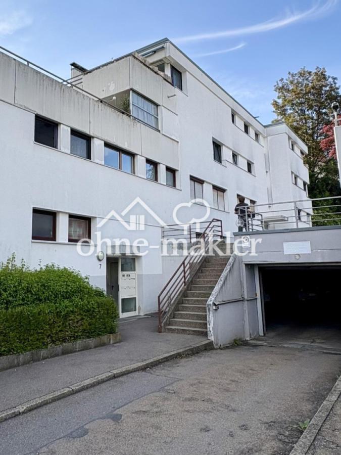 Hauseingang und Tiefgarage
