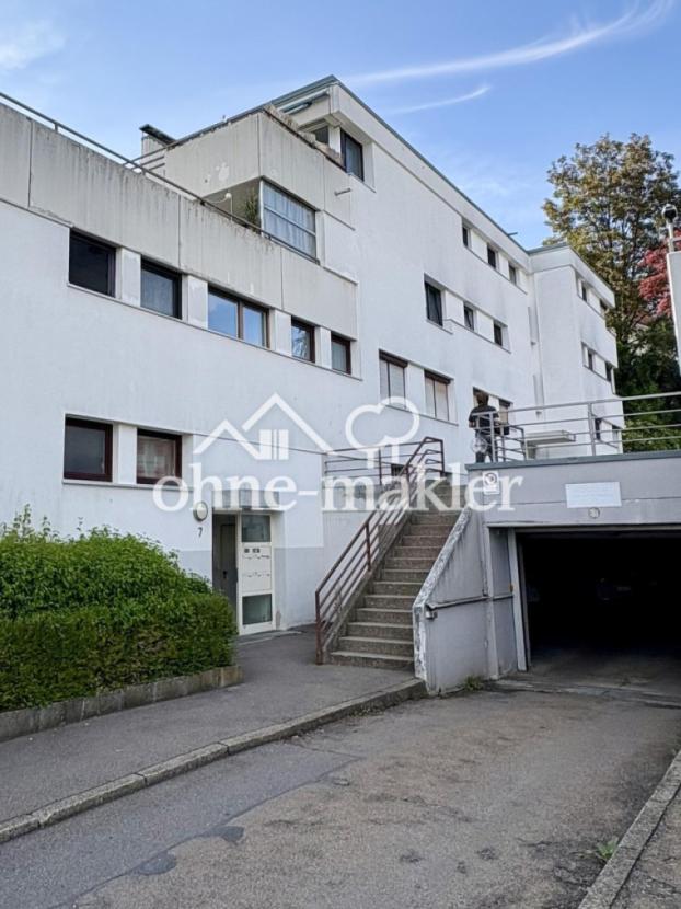 Hauseingang und Tiefgarage
