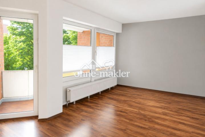 Wohnzimmer mit Tür zum Balkon