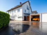 Hausansicht mit Garage 