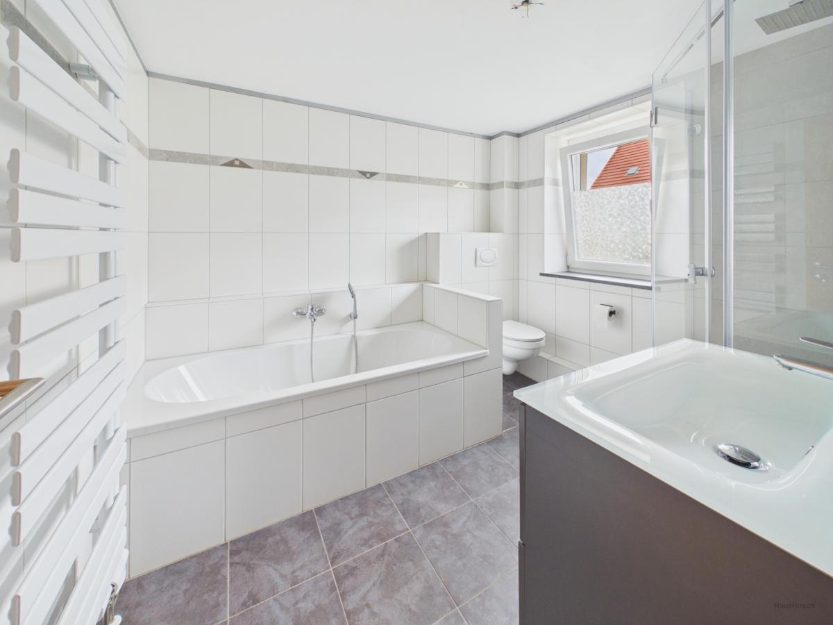 Bad mit Dusche und Wanne