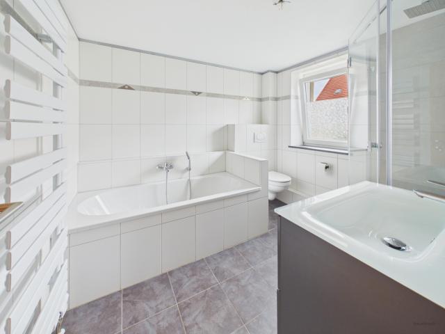Bad mit Dusche und Wanne