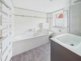 Bad mit Dusche und Wanne