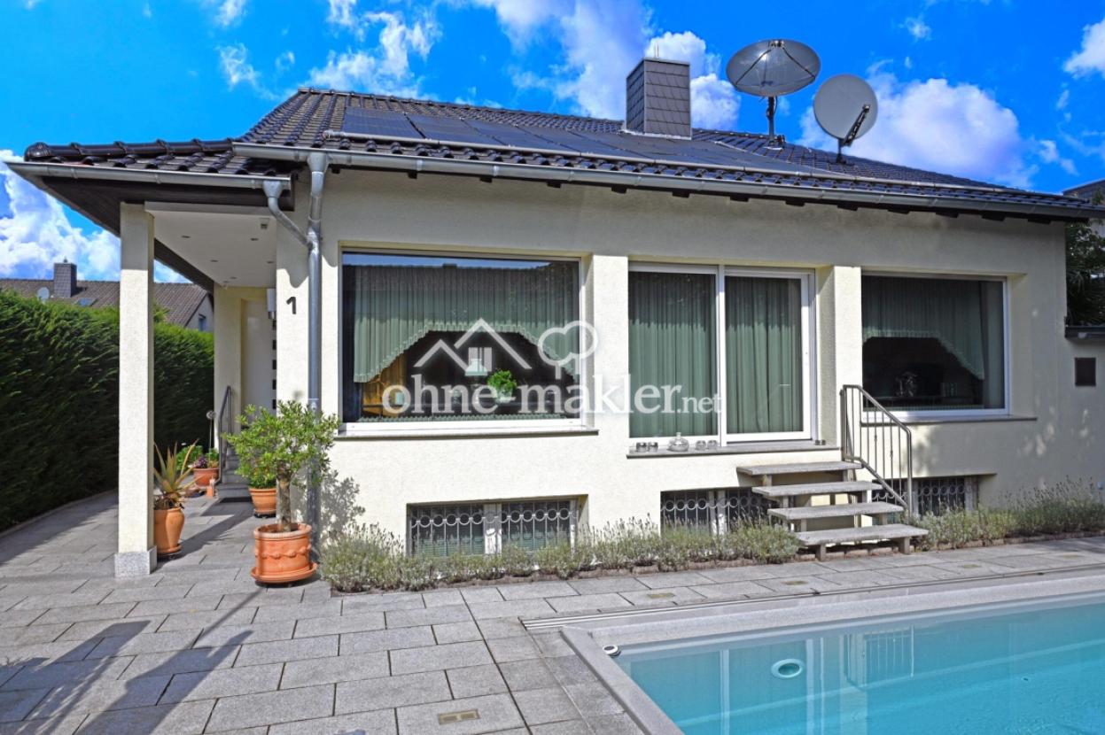 Haus vorne mit Schwimmbecken