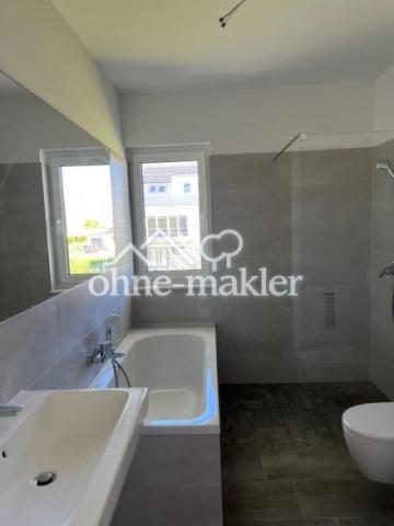 Bad mit Dusche und Badewanne