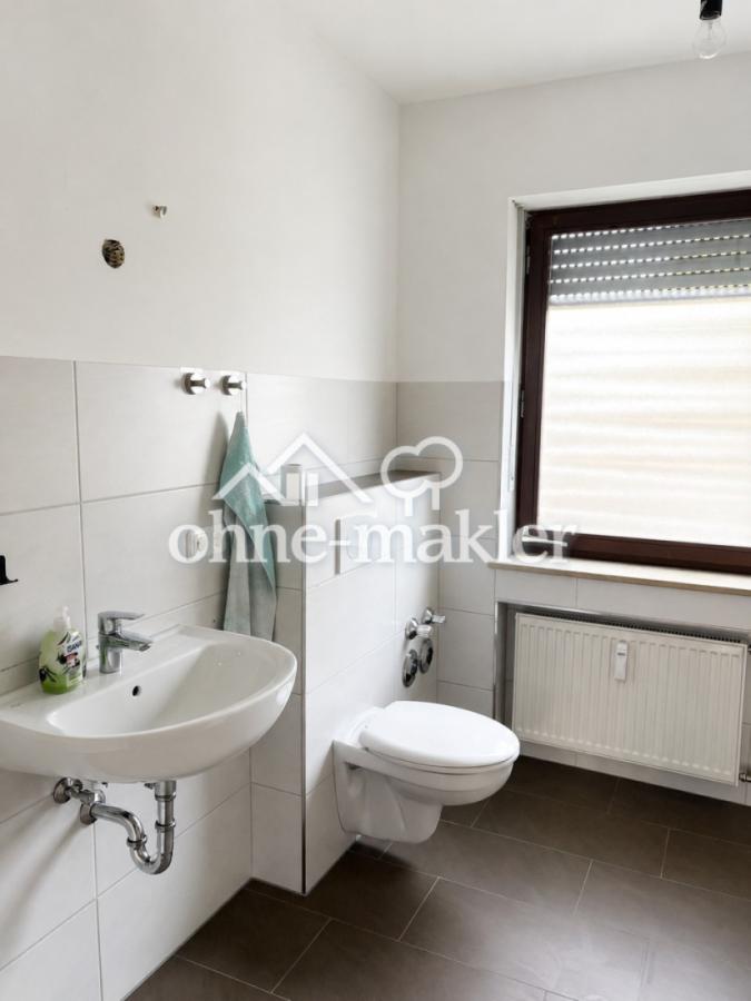 Bad, Waschbecken/WC-Seite