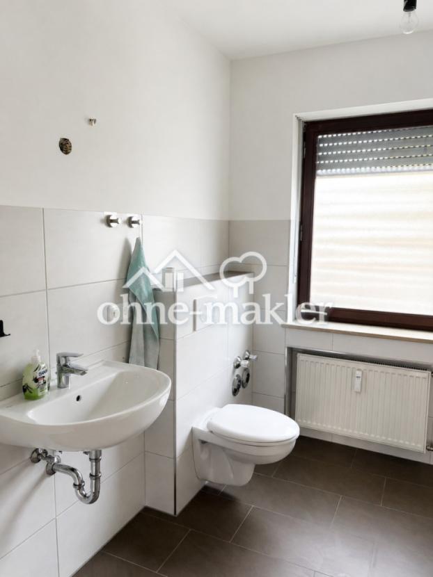 Bad, Waschbecken/WC-Seite