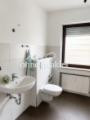 Bad, Waschbecken/WC-Seite