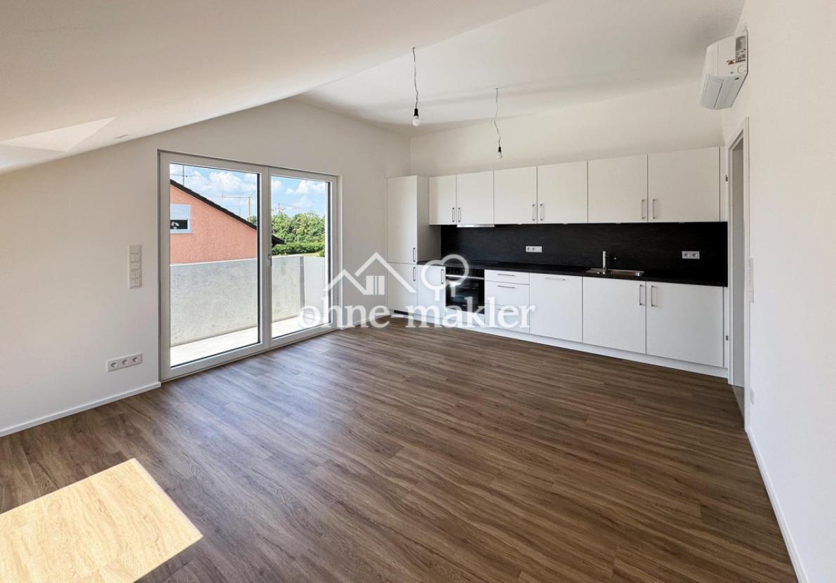 Wohnzimmer mit offener Küche