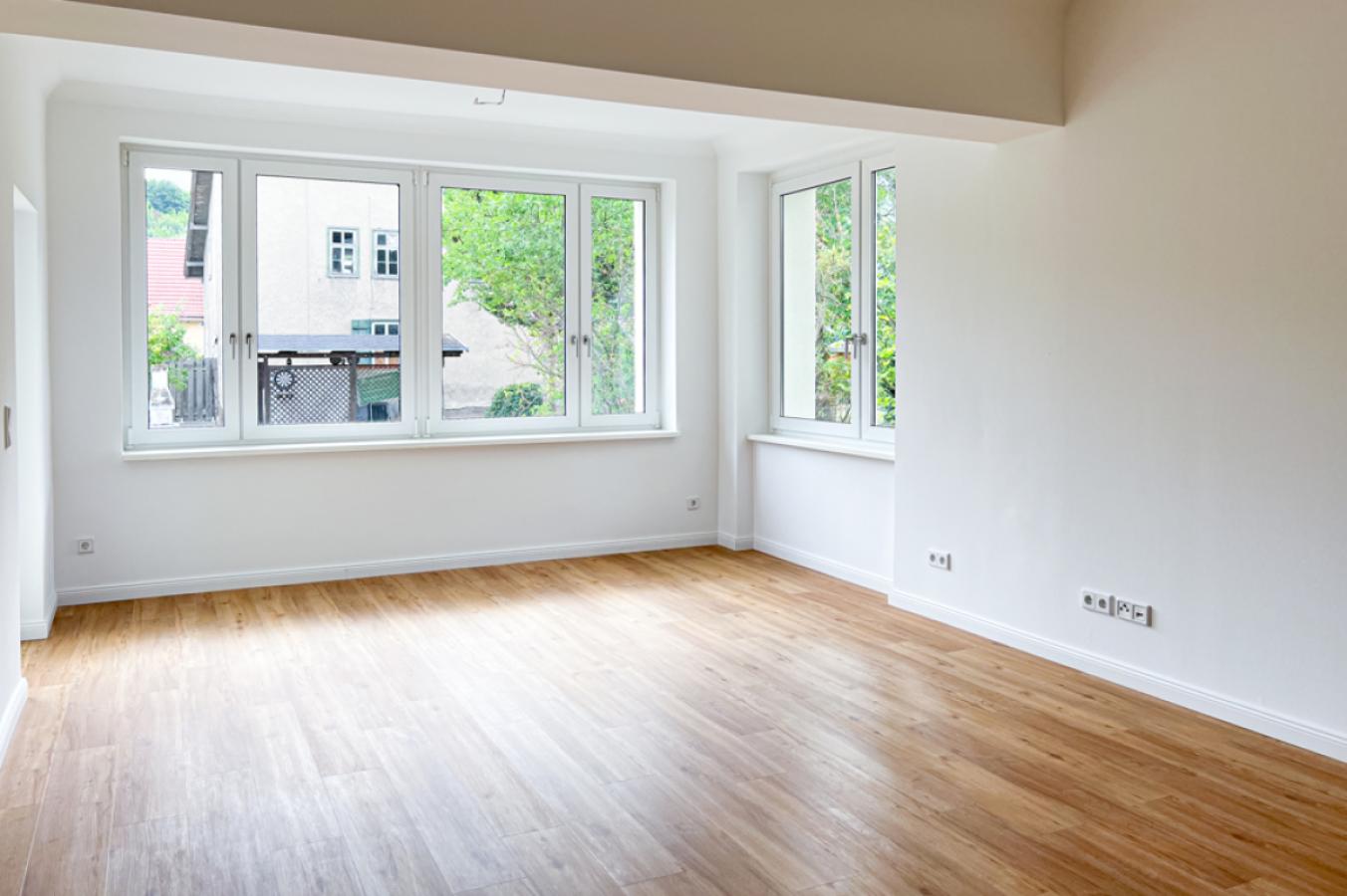 Großes, helles Wohnzimmer_