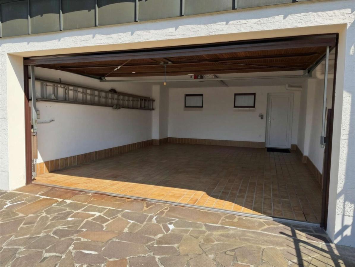 Garage - entmöbliert (KI generiert)