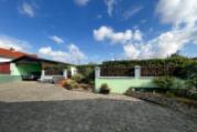 Innenhof mit Garage und Garten