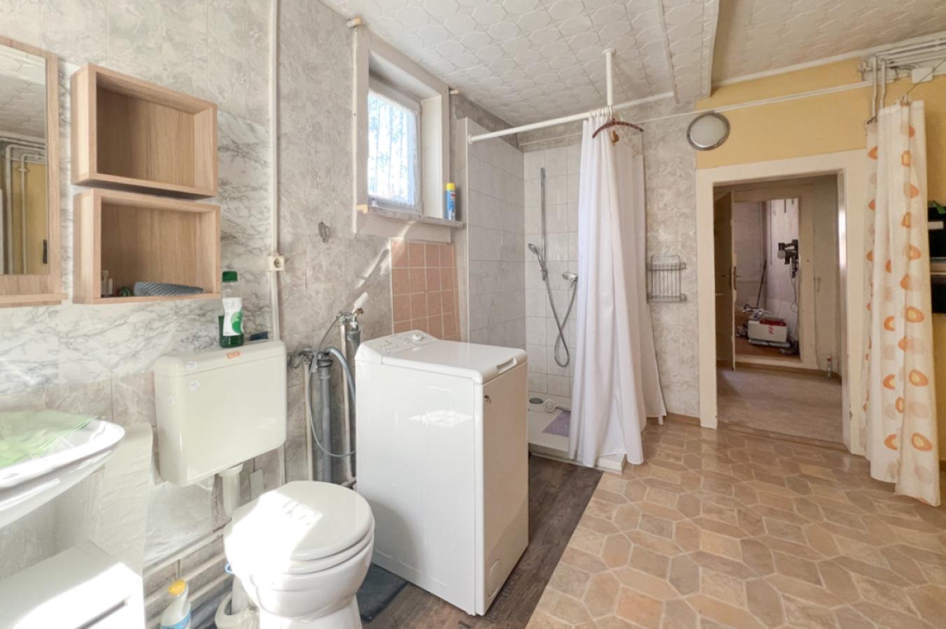 Badezimmer mit Dusche
