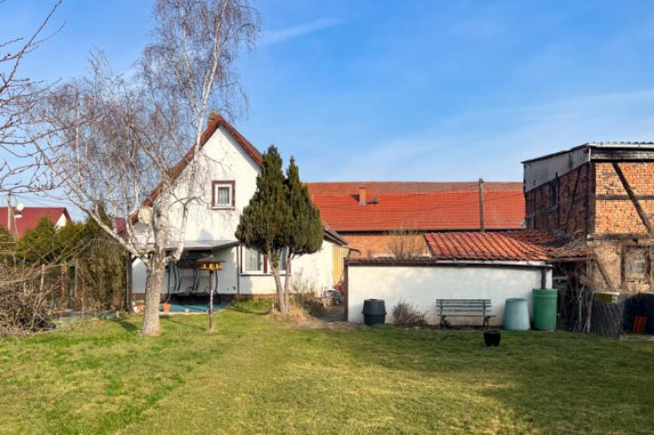 Gartenansicht kleines EFH + Scheune