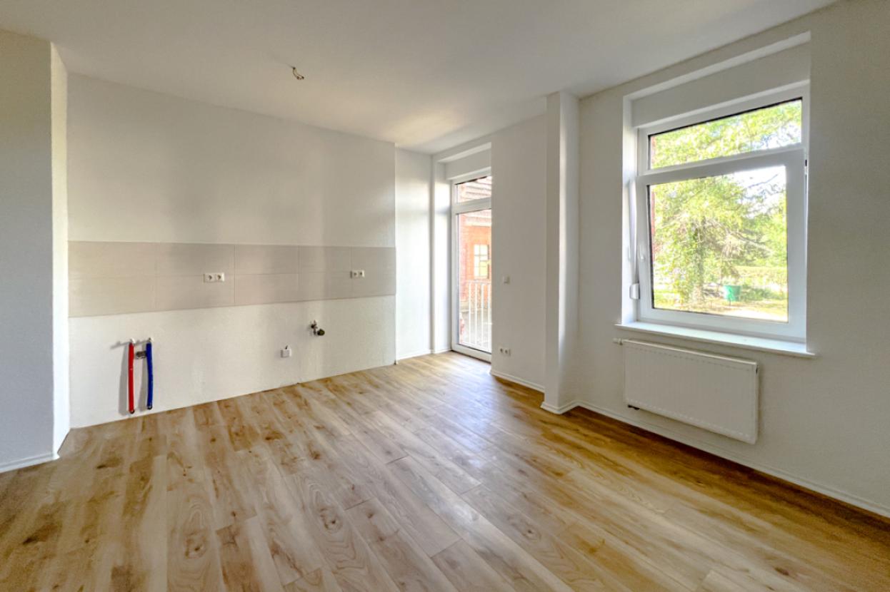 Wohnzimmer mit offener Küche