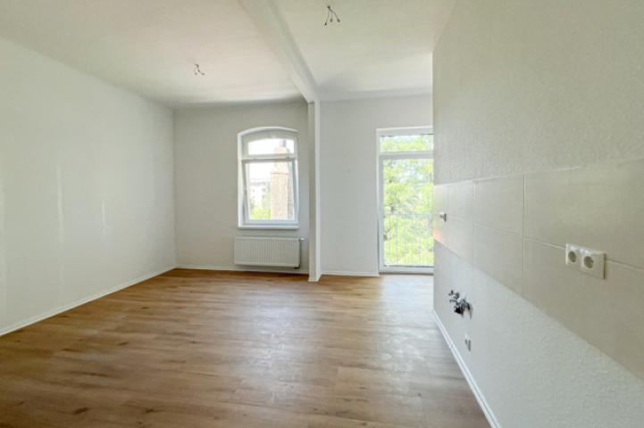 Wohnzimmer mit offener Küche