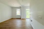 Wohnzimmer mit offener Küche