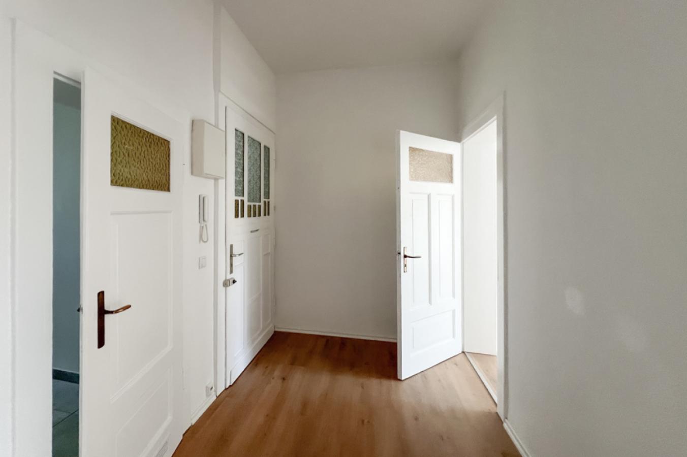 Wohnungsflur mit Eingangstür