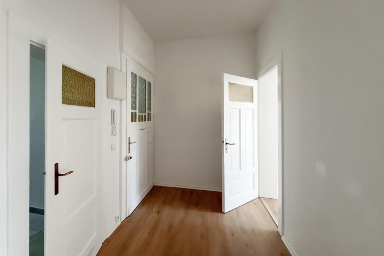 Wohnungsflur mit Eingangstür