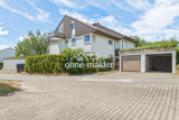 Hausansicht mit Garage