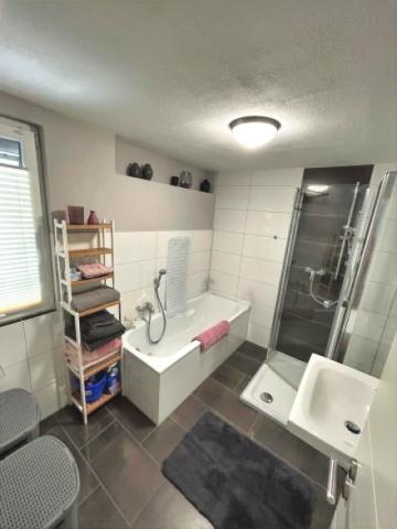 Tageslichtbad mit Dusche und Badewanne