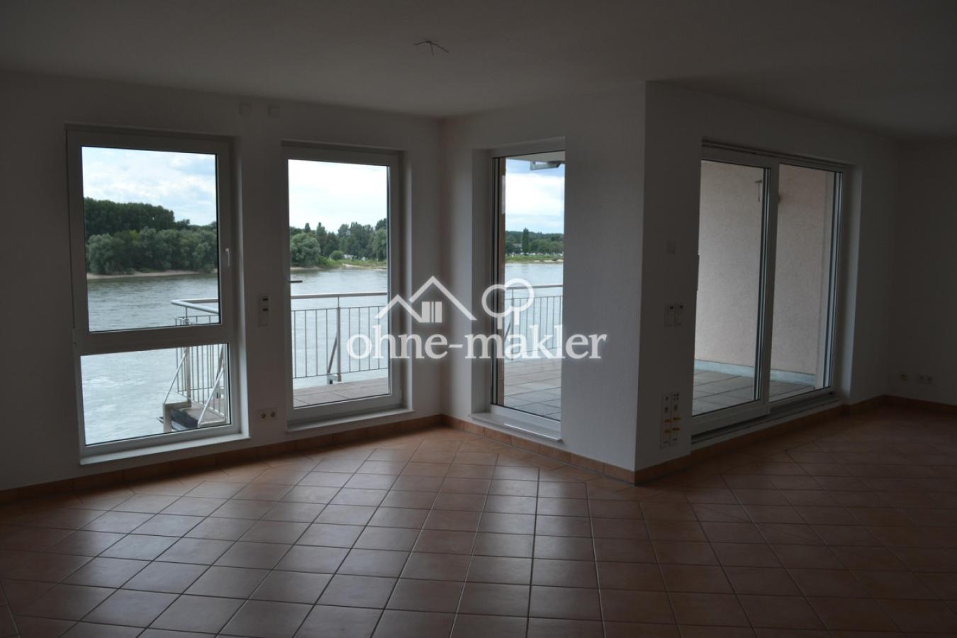 Wohn-/Esszimmer mit Balkon