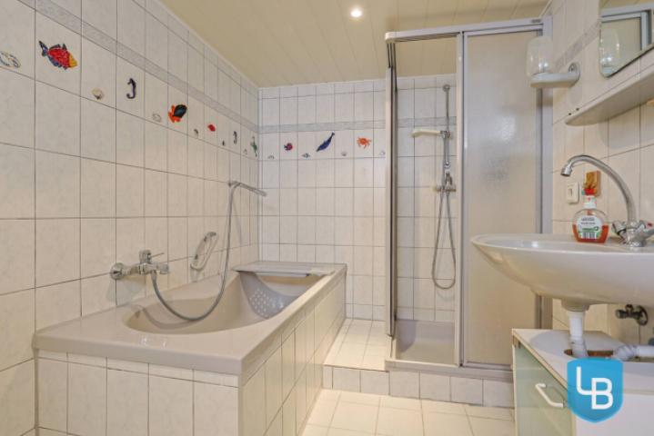 Wannen- und Duschbad mit WC