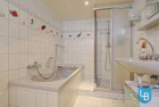 Wannen- und Duschbad mit WC