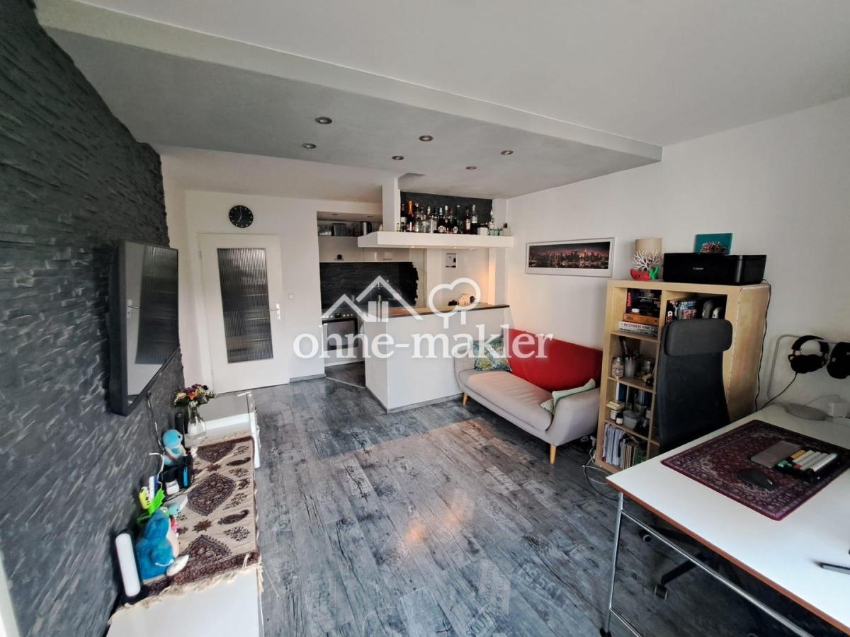 Blick vom Balkon in Wohnung