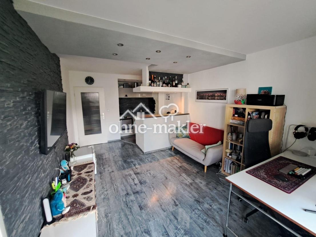 Blick vom Balkon in Wohnung