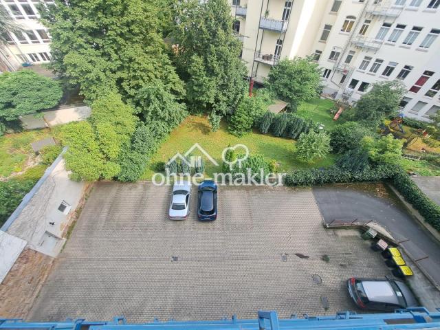Blick in Hof und Garten