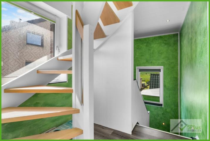 5Plus Immo Treppe ins Dachgeschoss