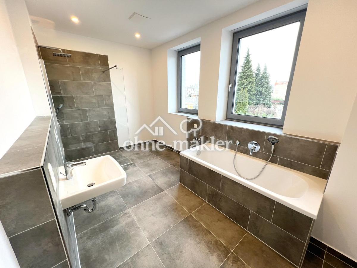 Bad mit Dusche & Badewanne