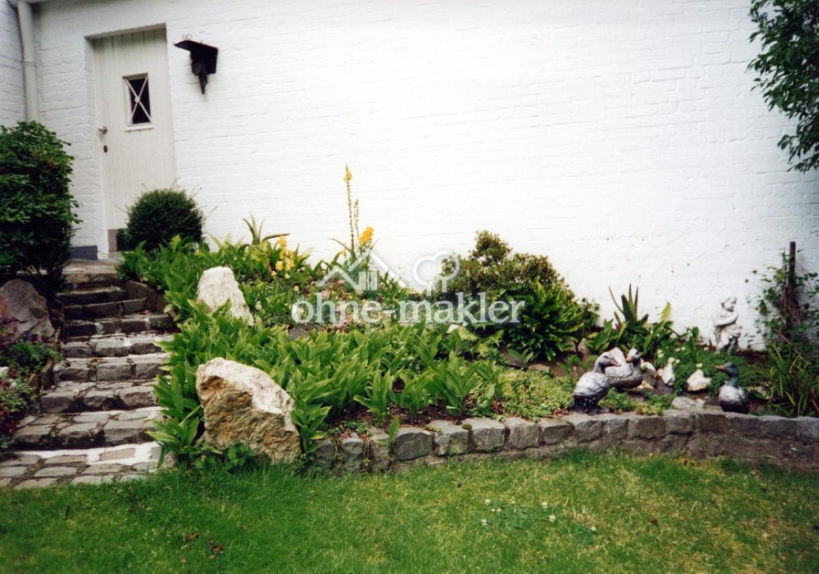 Eingang Garage über Garten