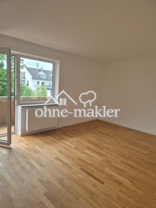 Wohnzimmer mit Balkon