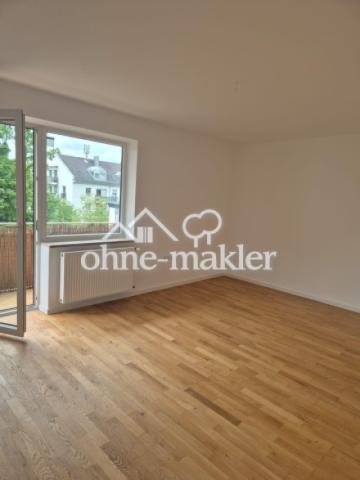 Wohnzimmer mit Balkon