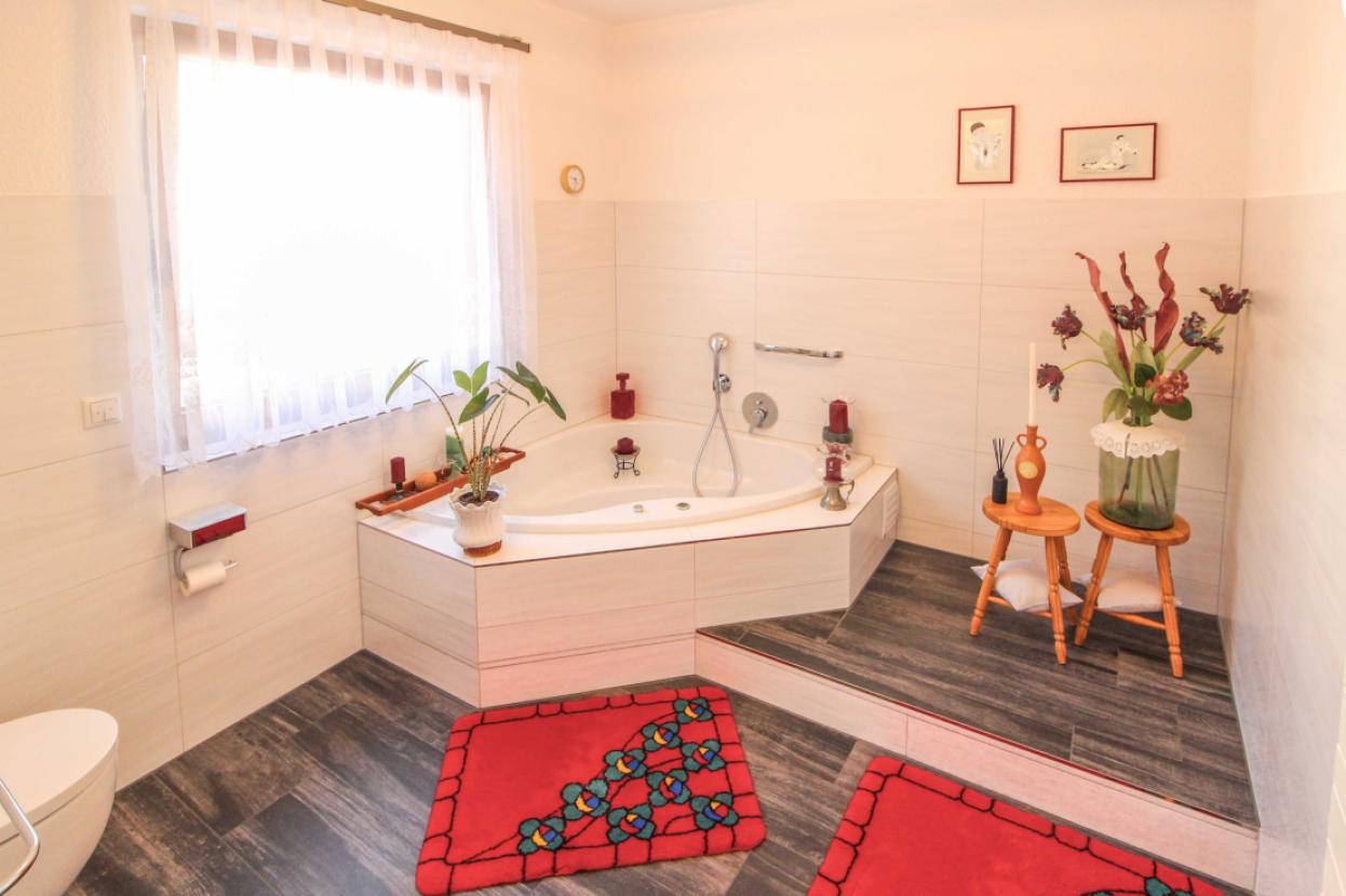 hinteres Badezimmer DG