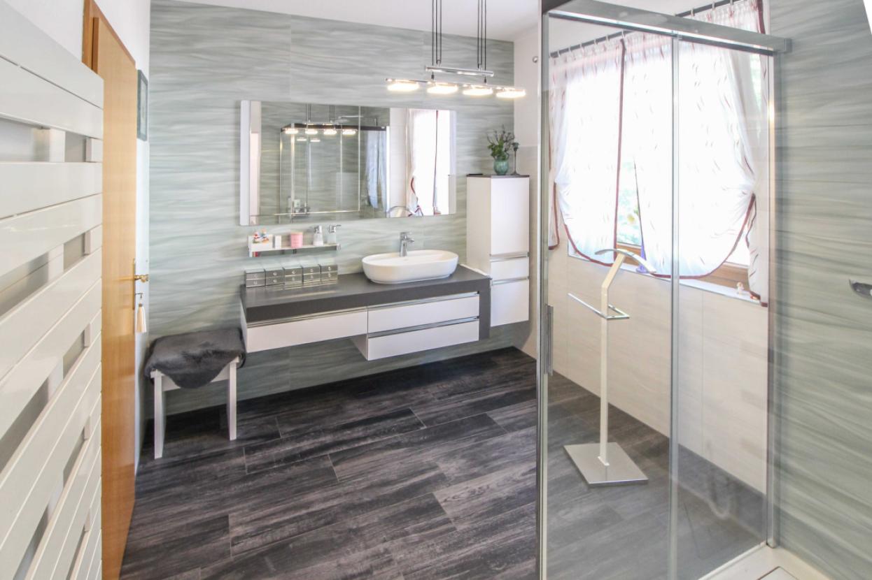 vorderes Badezimmer DG
