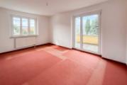 Wohnzimmer mit Balkon