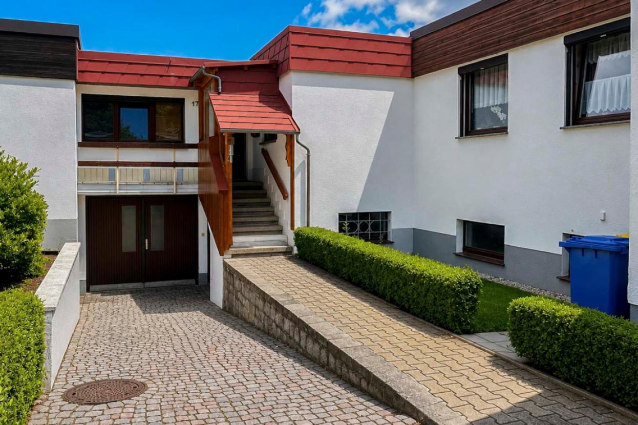 Hauseingang mit Zugang Garage_