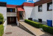 Hauseingang mit Zugang Garage_