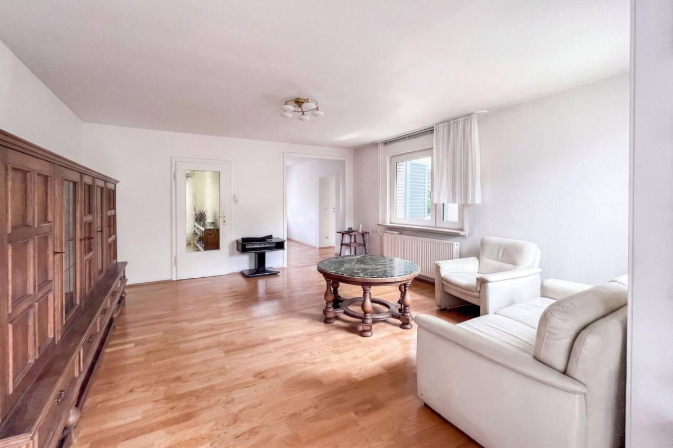 Geräumiges Wohnzimmer