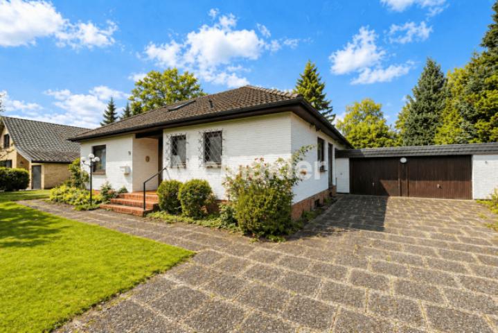 Einfahrt mit Doppelgarage
