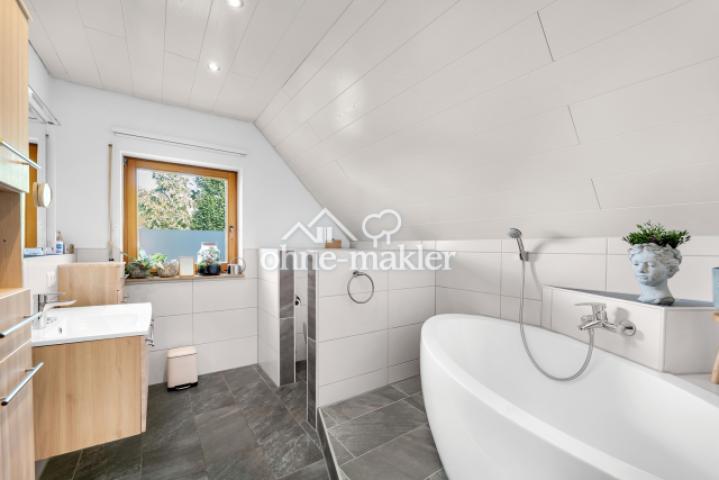 DG - Badezimmer Wanne & WC