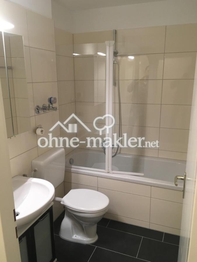 Badezimmer mit WC und Wanne