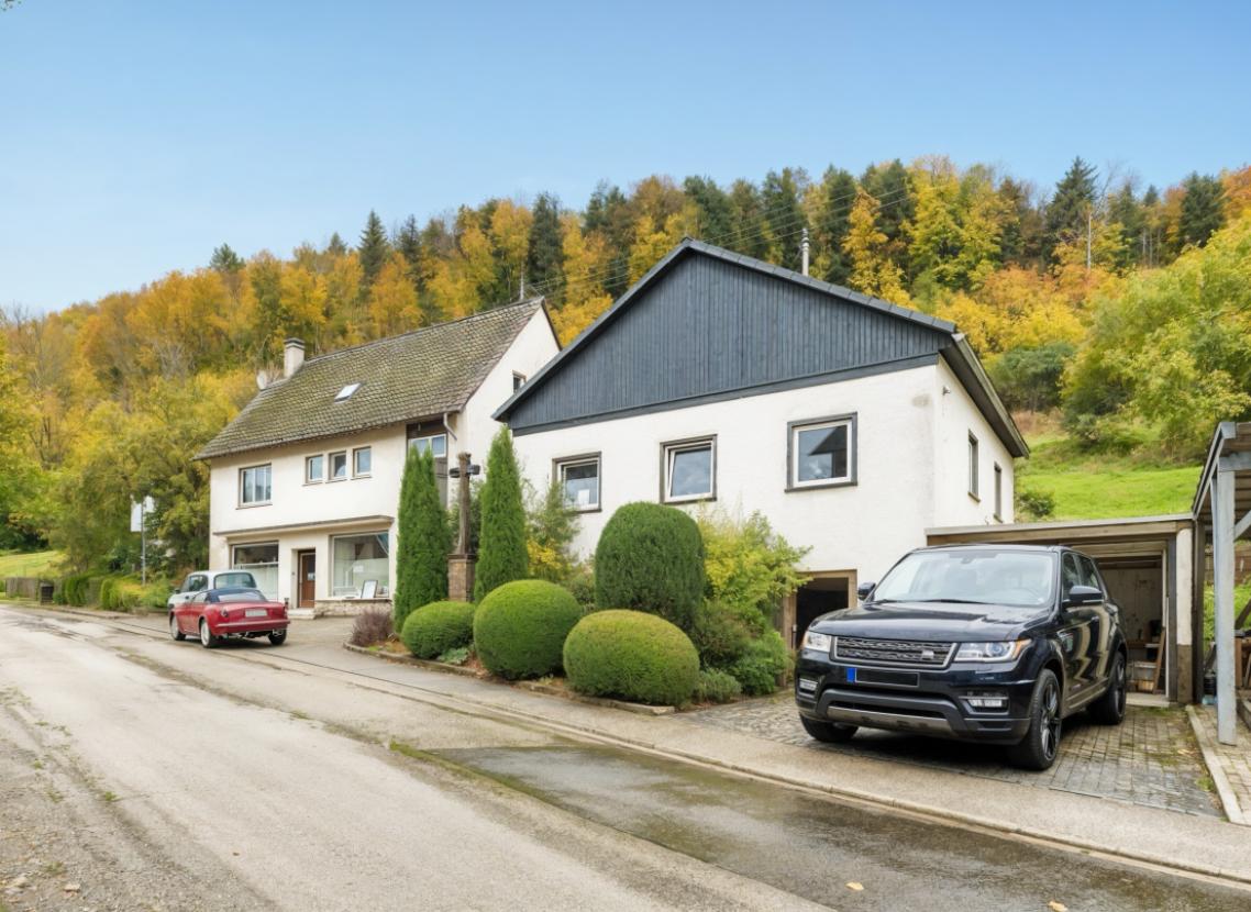 Gebäudeansicht Straße
