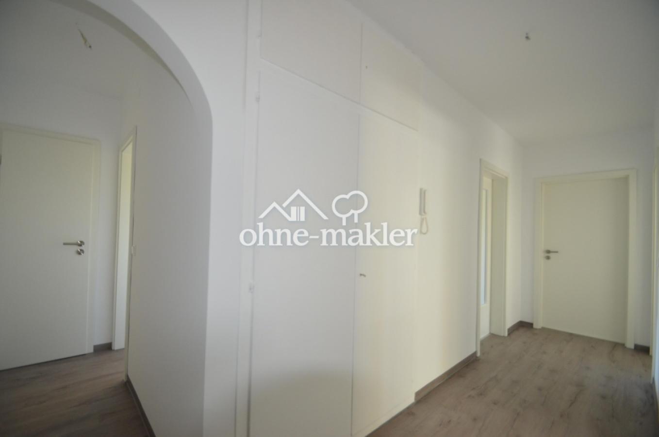 Flur mit großem Einbauschrank