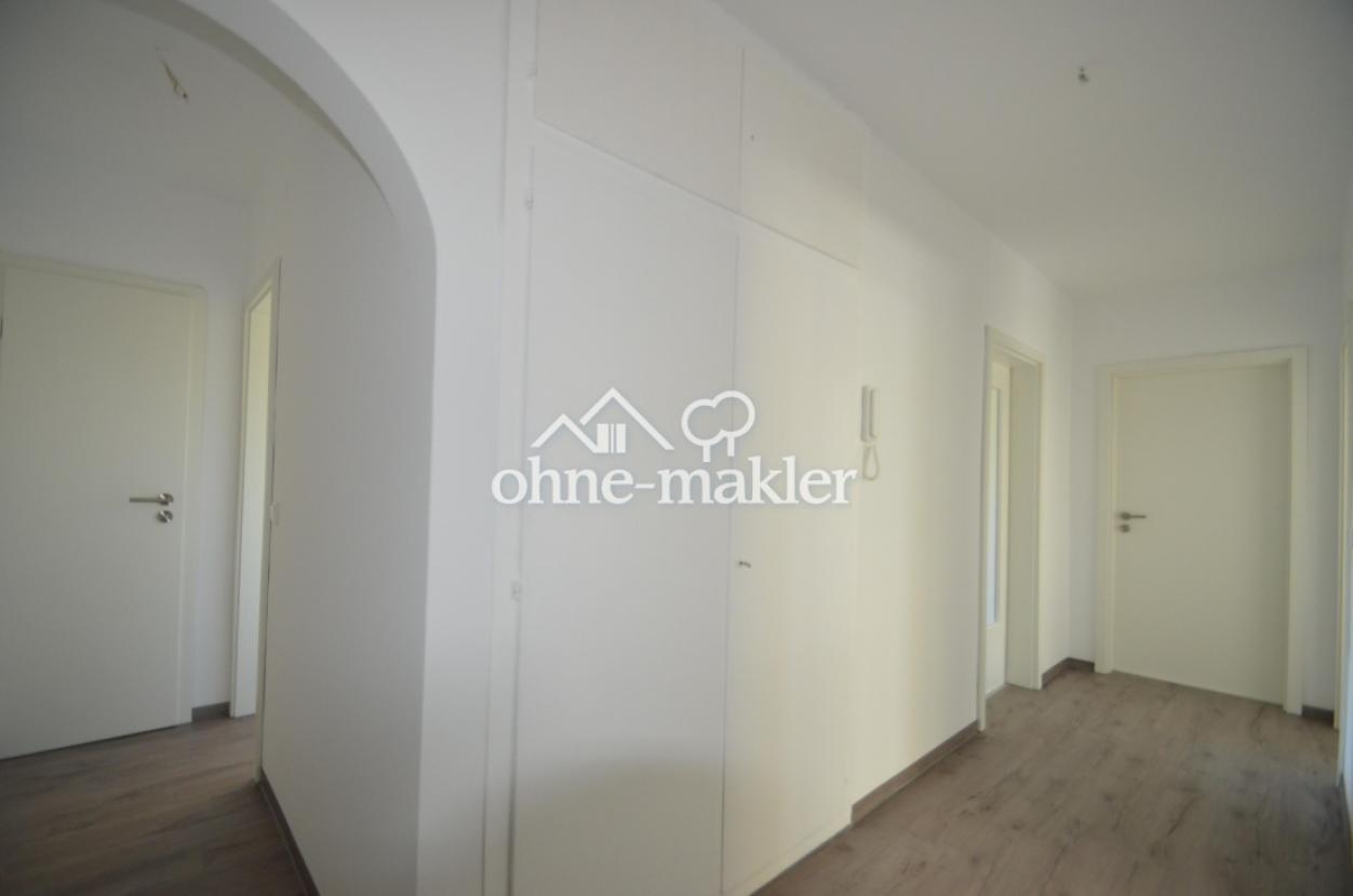 Flur mit großem Einbauschrank