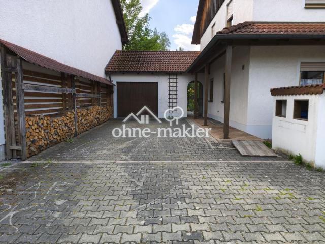 Einfahrt und Garage