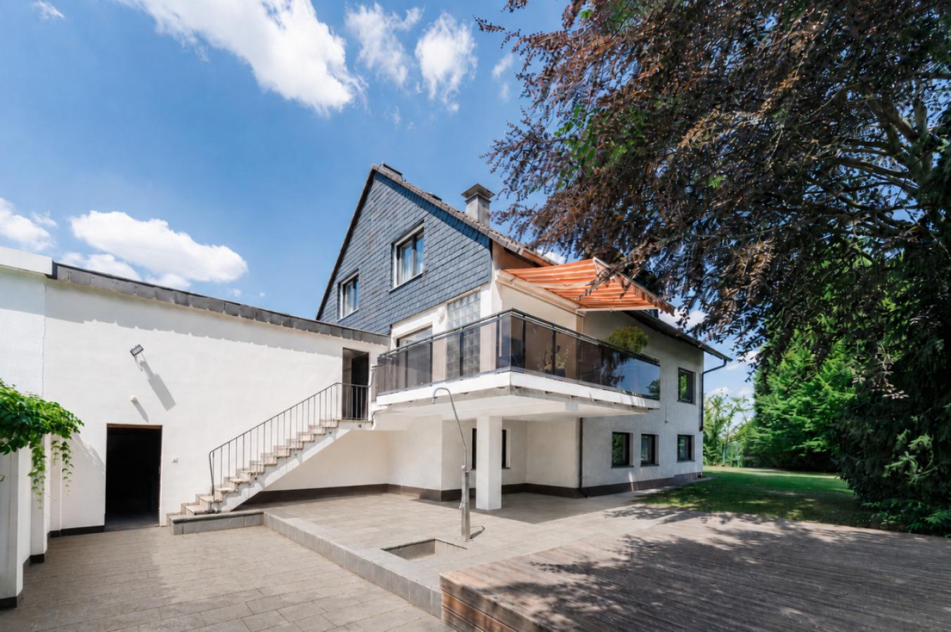 Ansicht Garten-/Poolbereich mit Zugang zur Terrasse und Garage